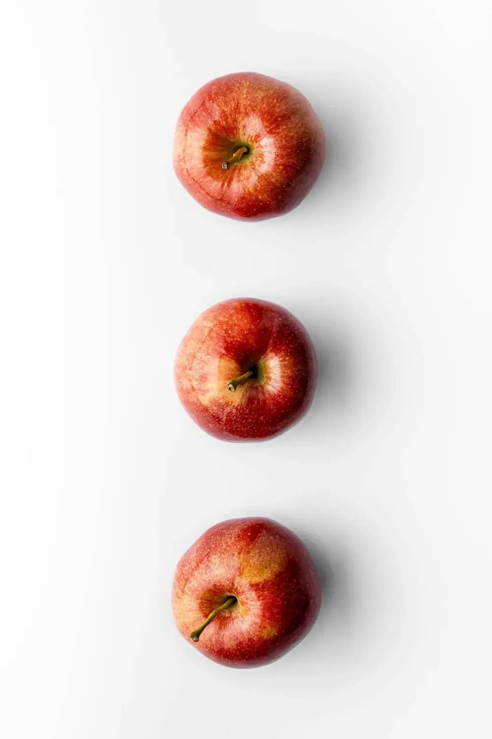 2026_STOCKPHOTO_apples-minimalist-ingredients_maryam-sicard-MlyxfHrDY2Y-unsplash-1