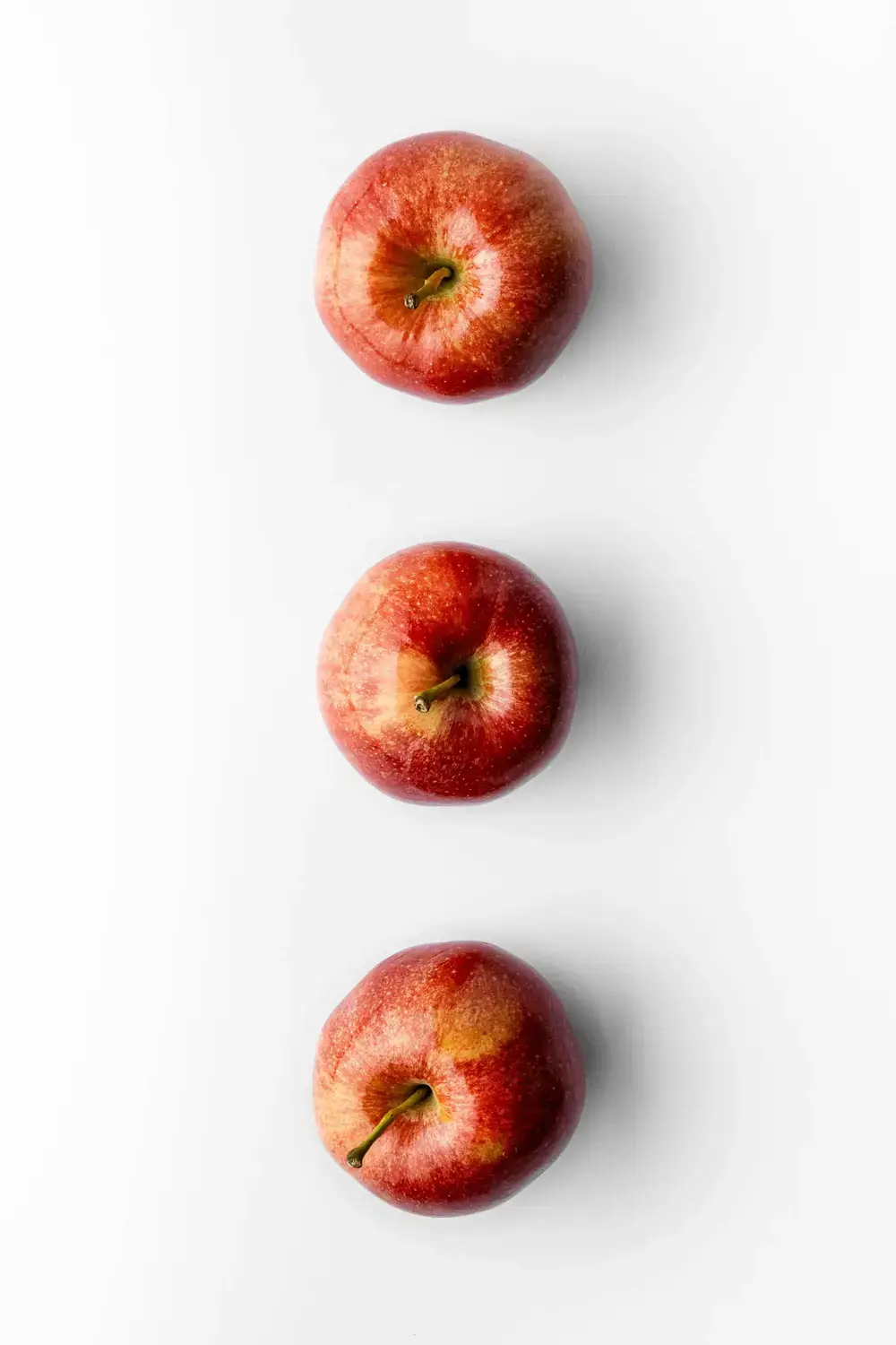 2026_STOCKPHOTO_apples-minimalist-ingredients_maryam-sicard-MlyxfHrDY2Y-unsplash-1