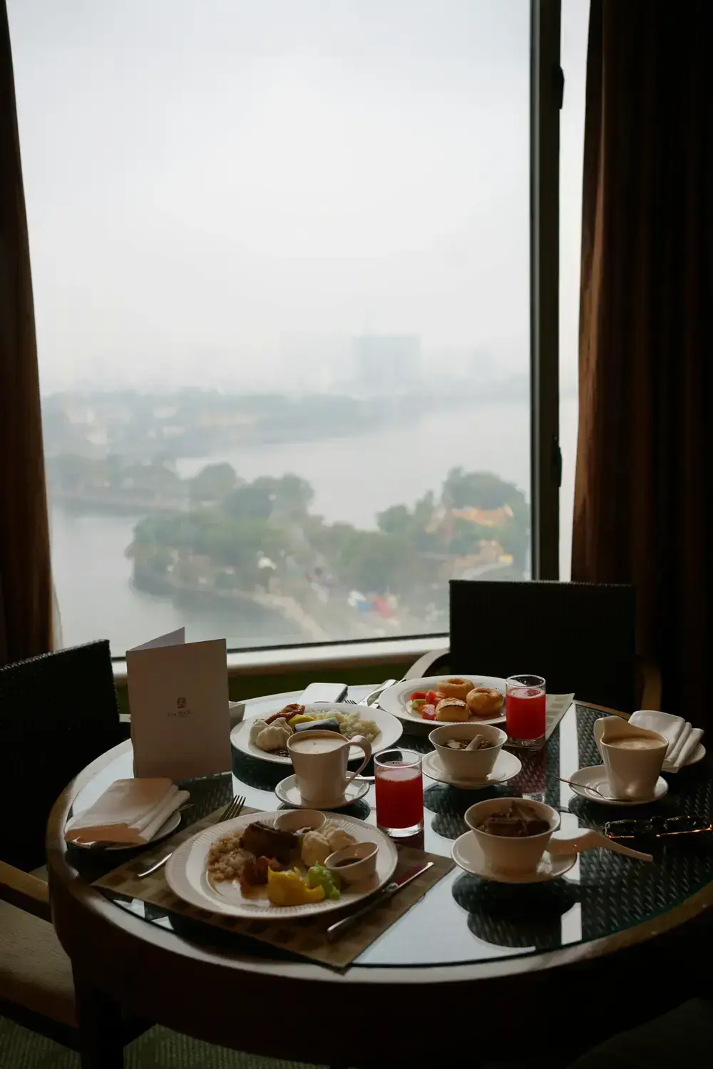 2026_STOCKPHOTO_hotel-breakfast-moody_beyond-the-bay-7cTOoWAxFOg-unsplash-1 2026_STOCKPHOTO_hotel-breakfast-moody_beyond-the-bay-7cTOoWAxFOg-unsplash-1